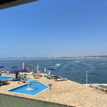 Amazing View! B & C New In Apartment