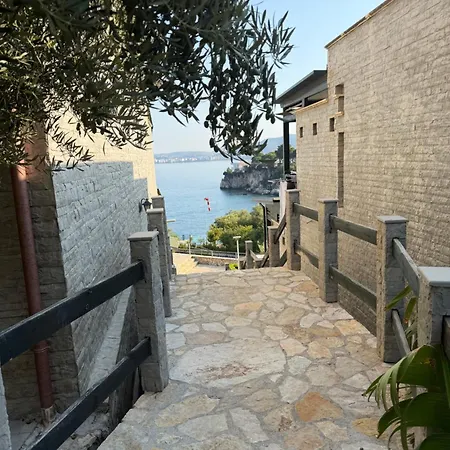 Amazing View! B & C New In Apartment *